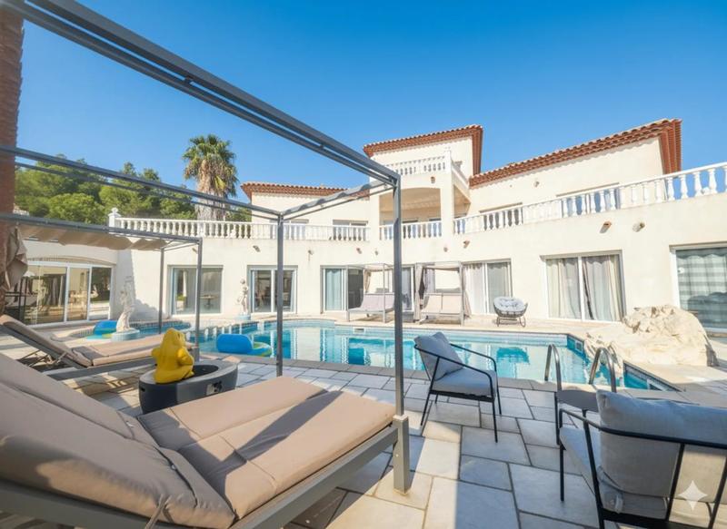 Propriété - 547 m² - 15 pièces