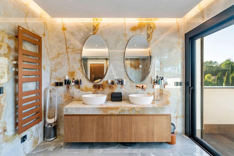 Maison - 220 m² - 5 pièces