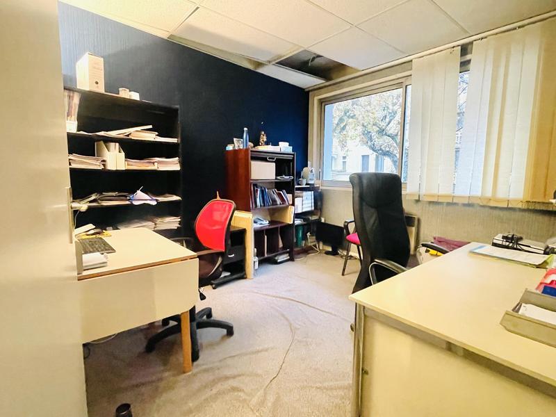 Local commercial - 215 m² - 10 pièces