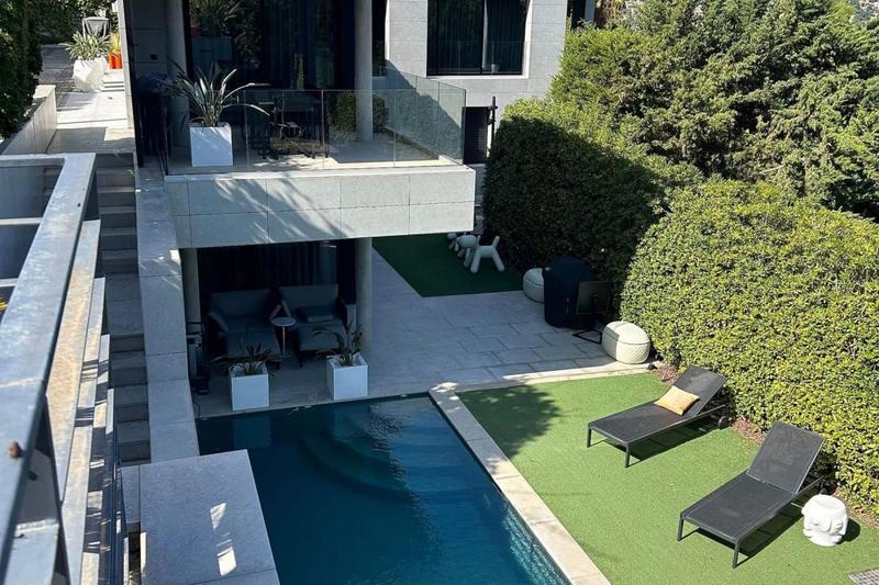 Villa - 300 m² - 6 pièces