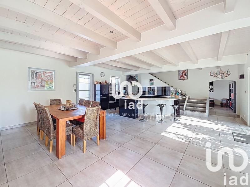 Maison - 203 m² - 9 pièces