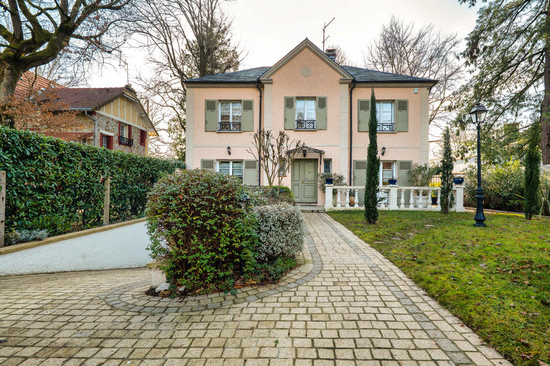 Maison - 250 m² - 8 pièces