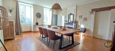 Maison - 281 m² - 9 pièces