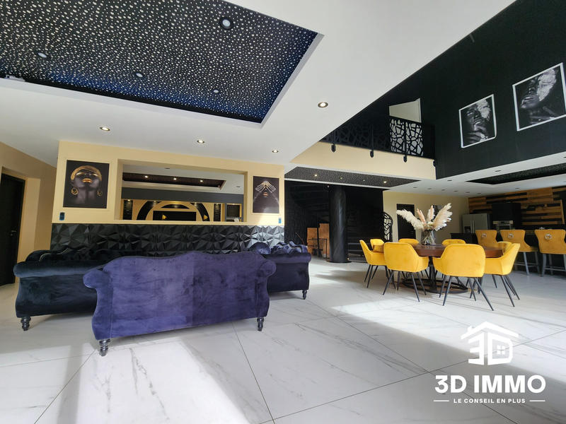 Maison - 325 m² - 8 pièces