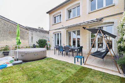 Maison - 202 m² - 8 pièces