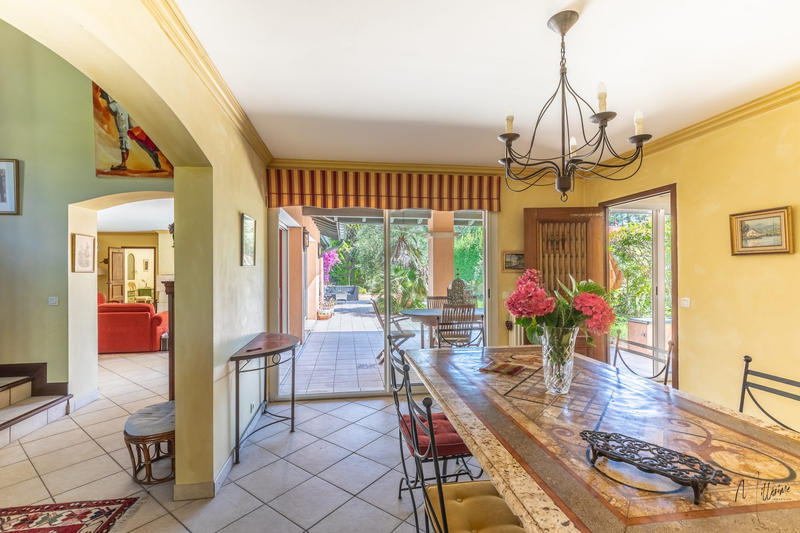 Maison - 219 m² - 5 pièces