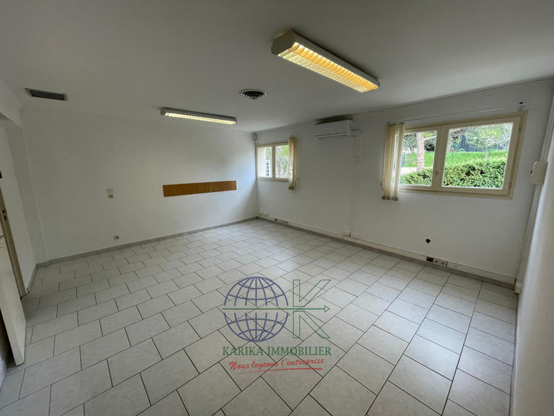 Local d'activités - 1 329 m²