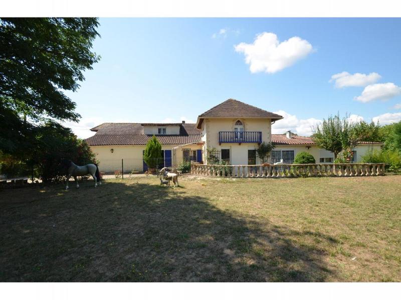 Maison - 252 m² - 14 pièces