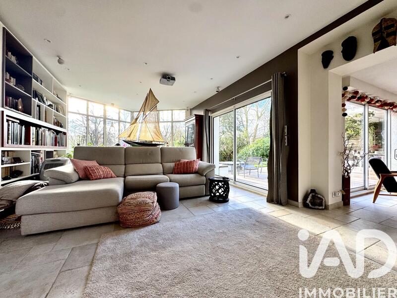 Maison - 232 m² - 8 pièces