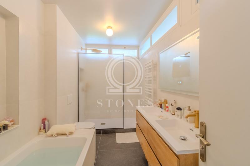 Maison - 250 m² - 8 pièces