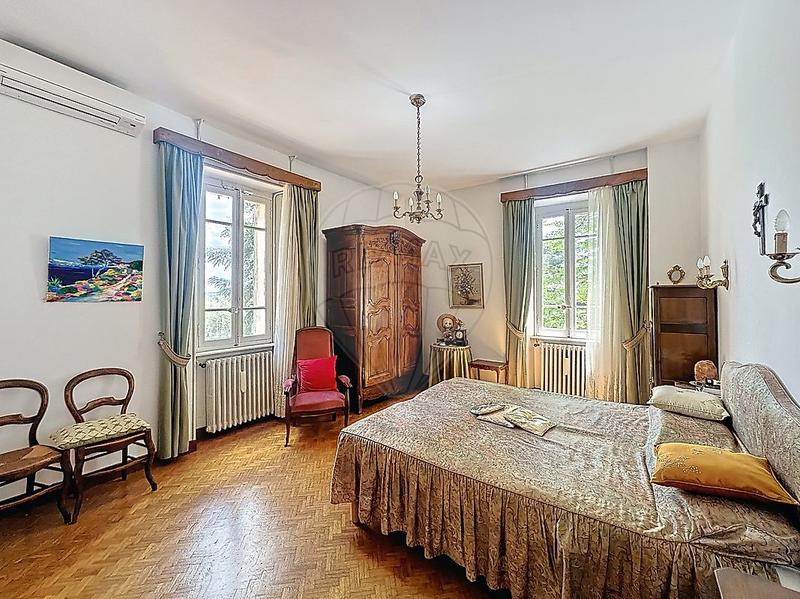 Maison - 243 m² - 9 pièces