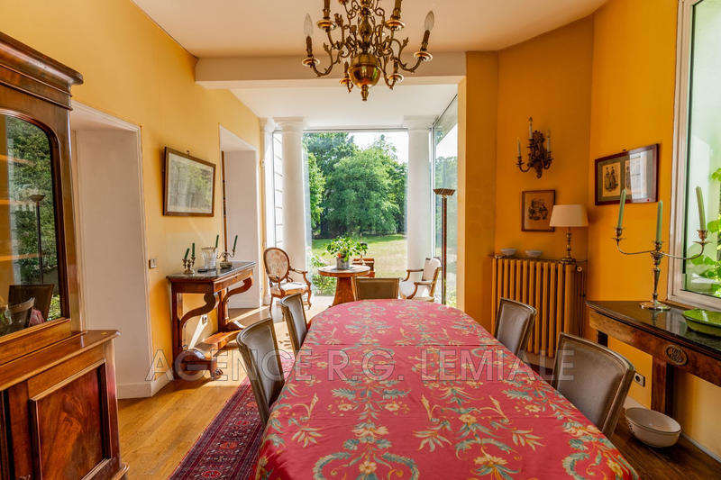 Maison - 300 m² - 12 pièces