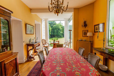 Maison - 300 m² - 12 pièces