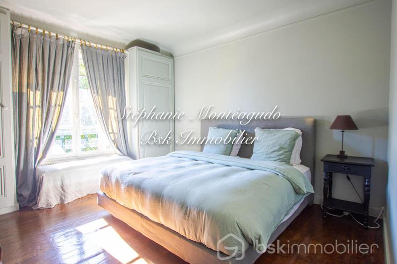 Demeure - 243 m² - 7 pièces