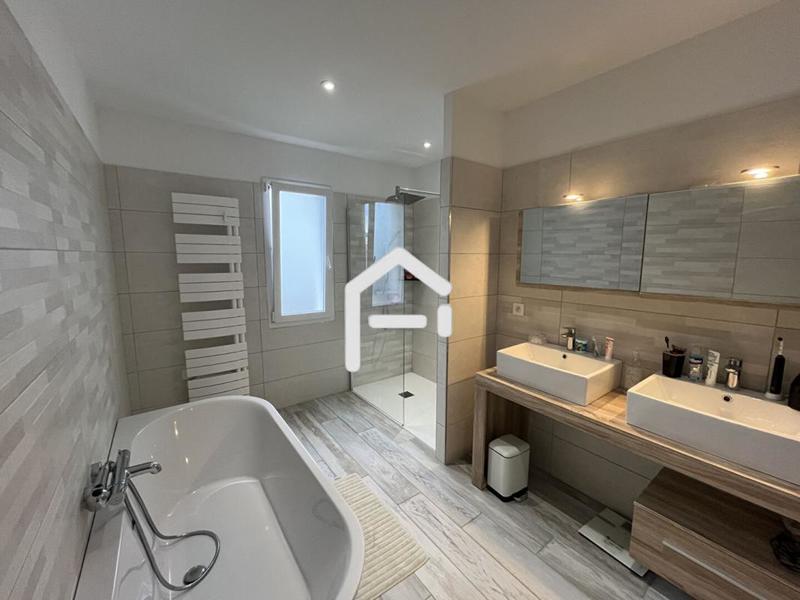 Maison - 200 m² - 8 pièces