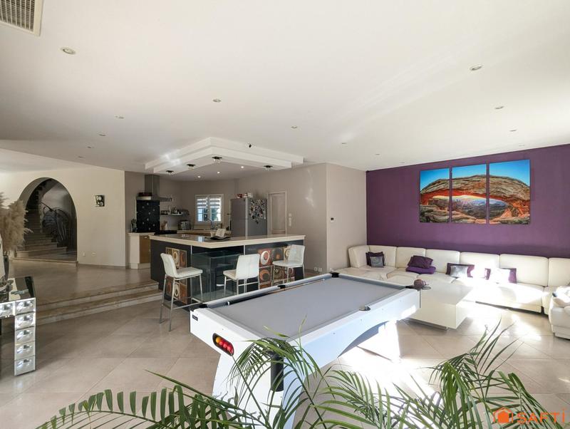 Maison - 327 m² - 7 pièces