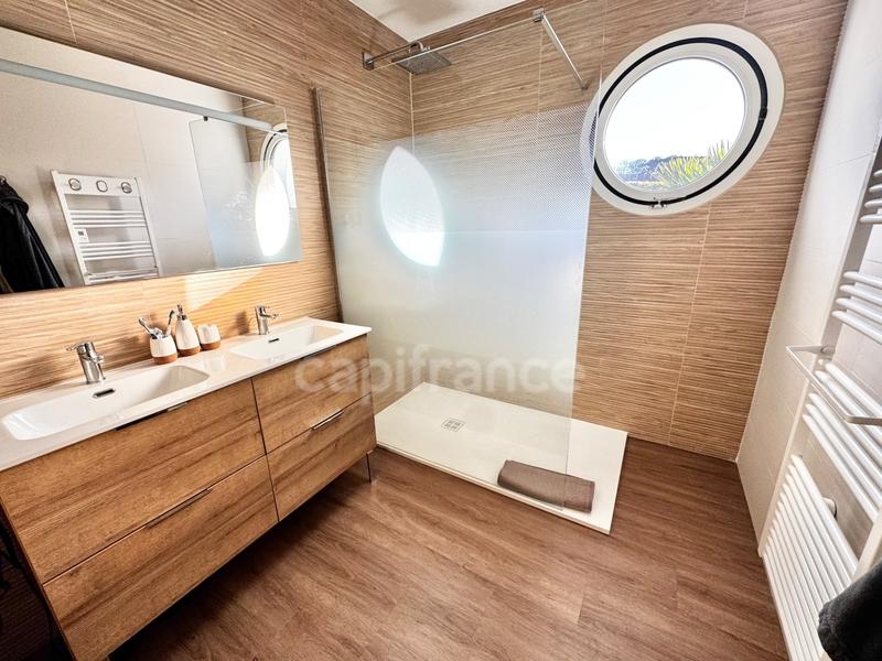 Maison - 170 m² - 9 pièces