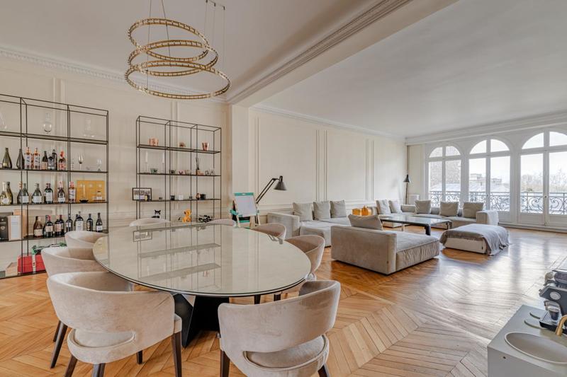 Appartement - 244 m² - 6 pièces