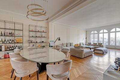 Appartement - 244 m² - 6 pièces