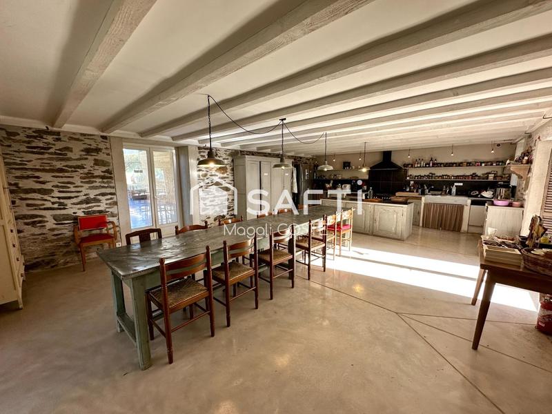 Maison - 440 m² - 12 pièces