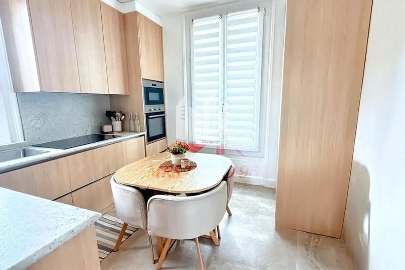 Maison - 180 m² - 8 pièces