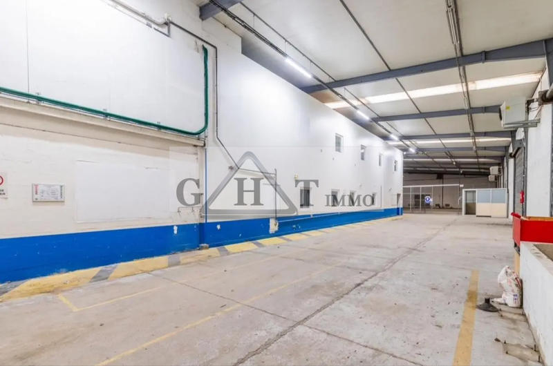 Entrepôt - 2 345 m²