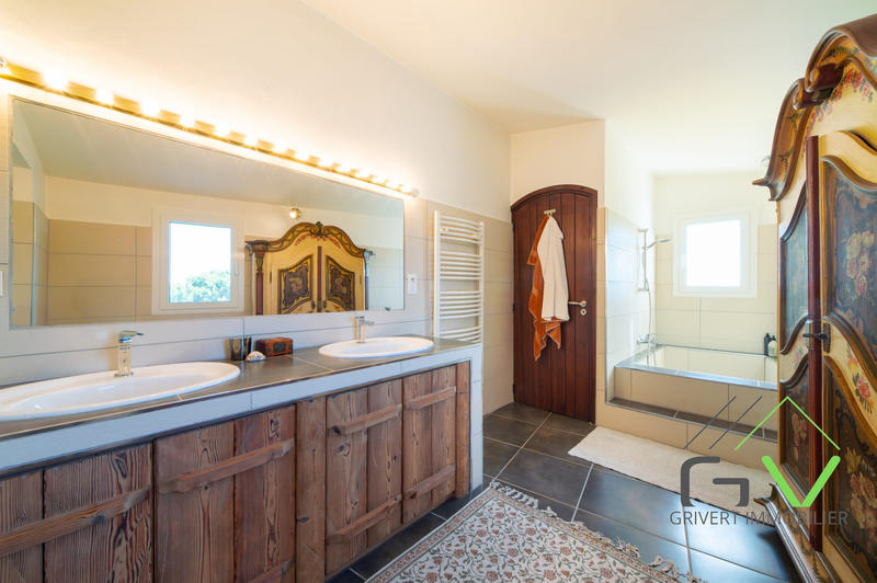 Mas - 218 m² - 7 pièces