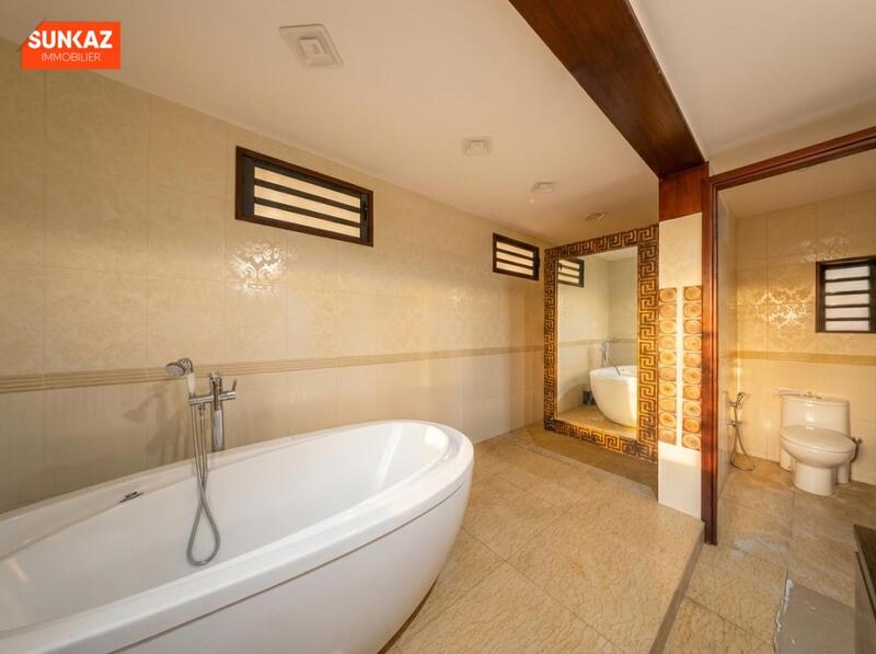 Maison - 300 m² - 8 pièces