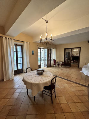 Maison - 220 m² - 8 pièces
