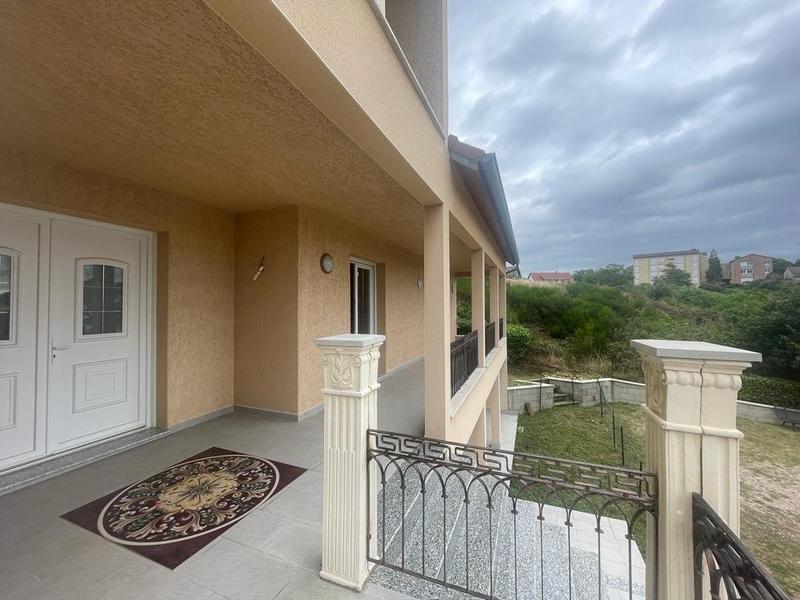 Villa - 384 m² - 8 pièces
