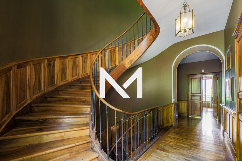 Maison - 761 m² - 16 pièces