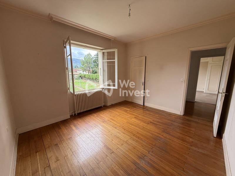 Maison traditionnelle - 241 m² - 9 pièces