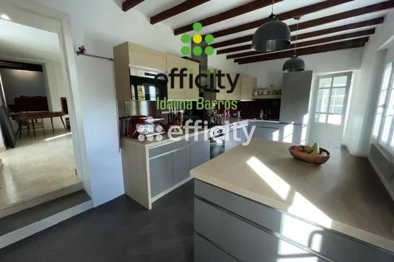 Maison - 240 m² - 7 pièces