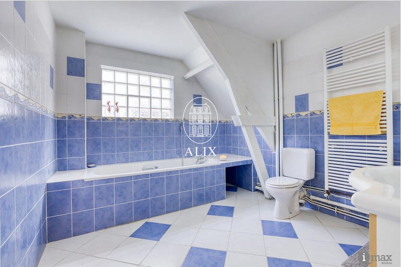 Maison traditionnelle - 209 m² - 10 pièces