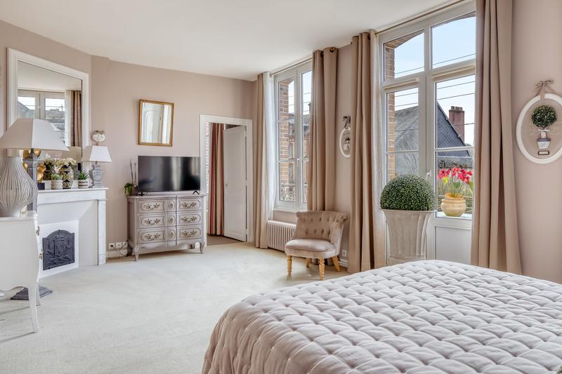 Maison - 233 m² - 12 pièces