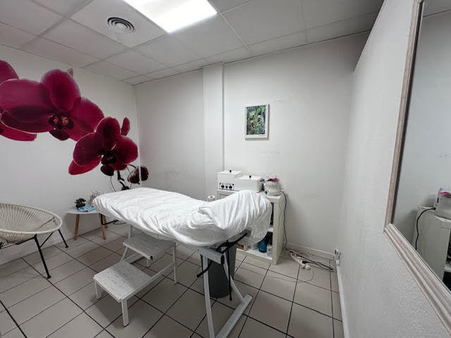 Local commercial - 107 m² - 9 pièces