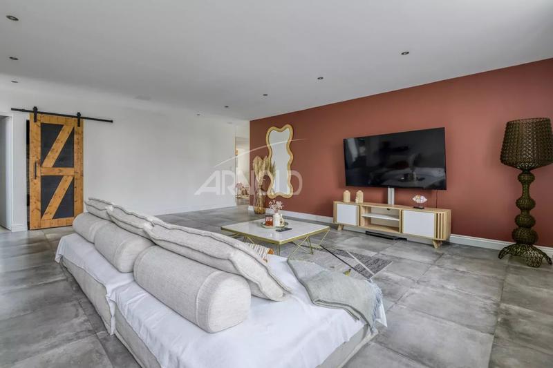 Maison - 220 m² - 9 pièces