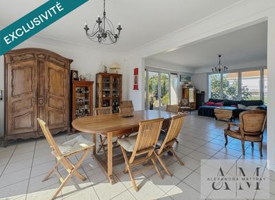 Villa - 253 m² - 9 pièces