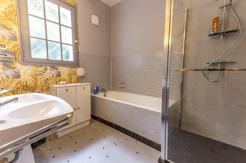 Maison - 224 m² - 9 pièces