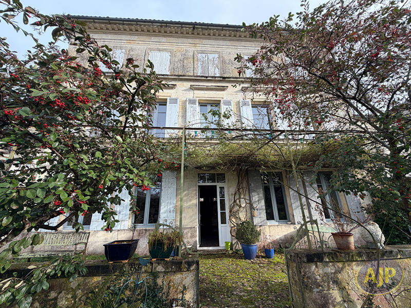 Maison - 278 m² - 9 pièces