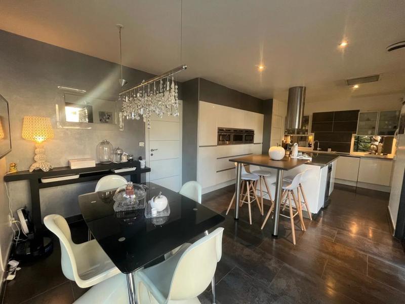 Maison - 230 m² - 10 pièces