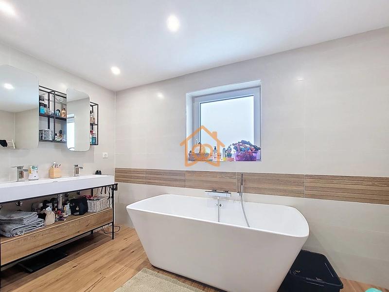 Maison - 251 m² - 10 pièces