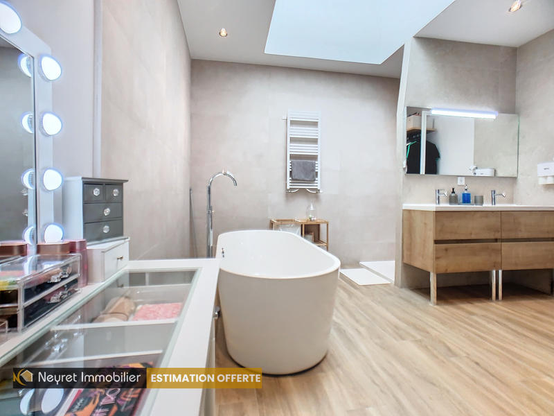 Maison - 250 m² - 7 pièces