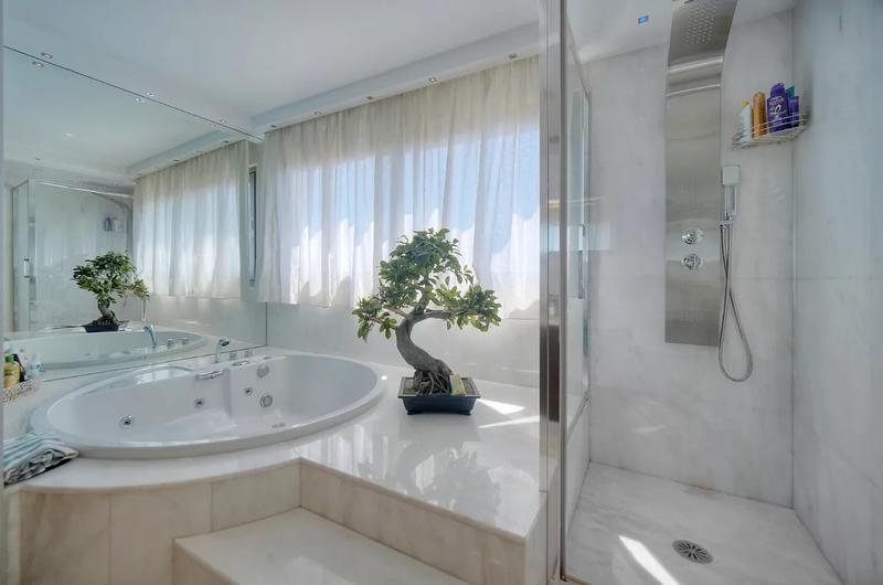 Appartement - 322 m² - 8 pièces