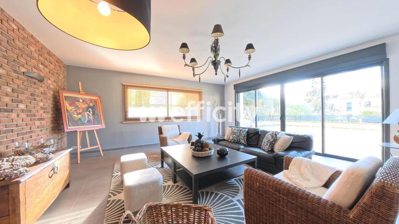 Maison - 335 m² - 9 pièces