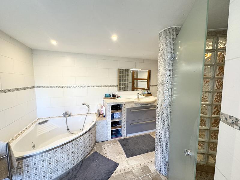 Villa - 243 m² - 7 pièces