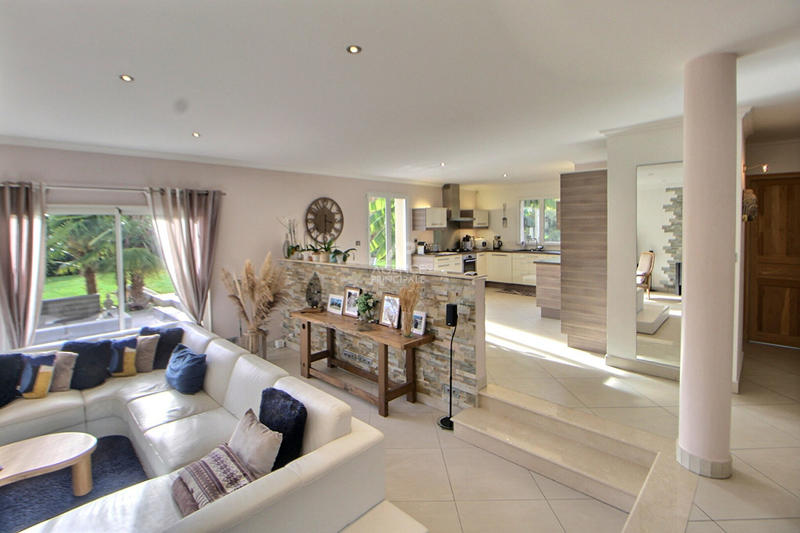 Maison - 231 m² - 7 pièces