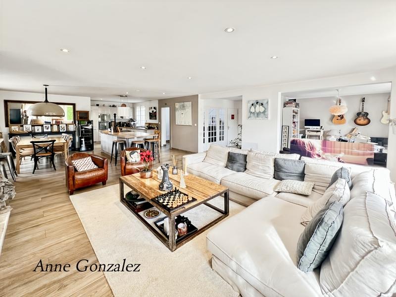 Maison - 233 m² - 9 pièces