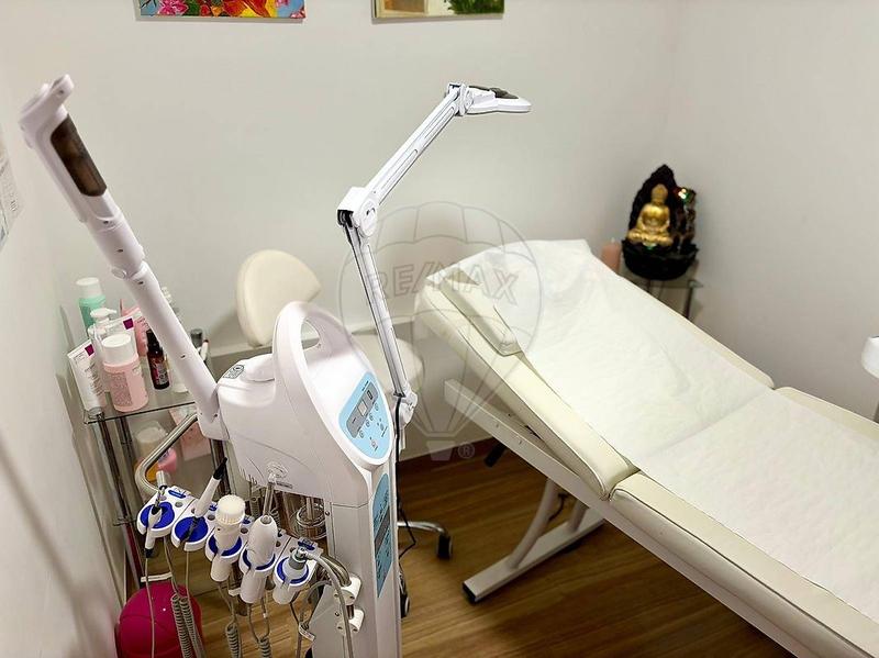 Local commercial - 325 m² - 15 pièces