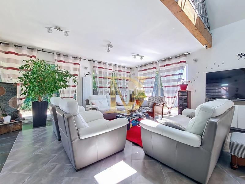 Maison - 227 m² - 10 pièces